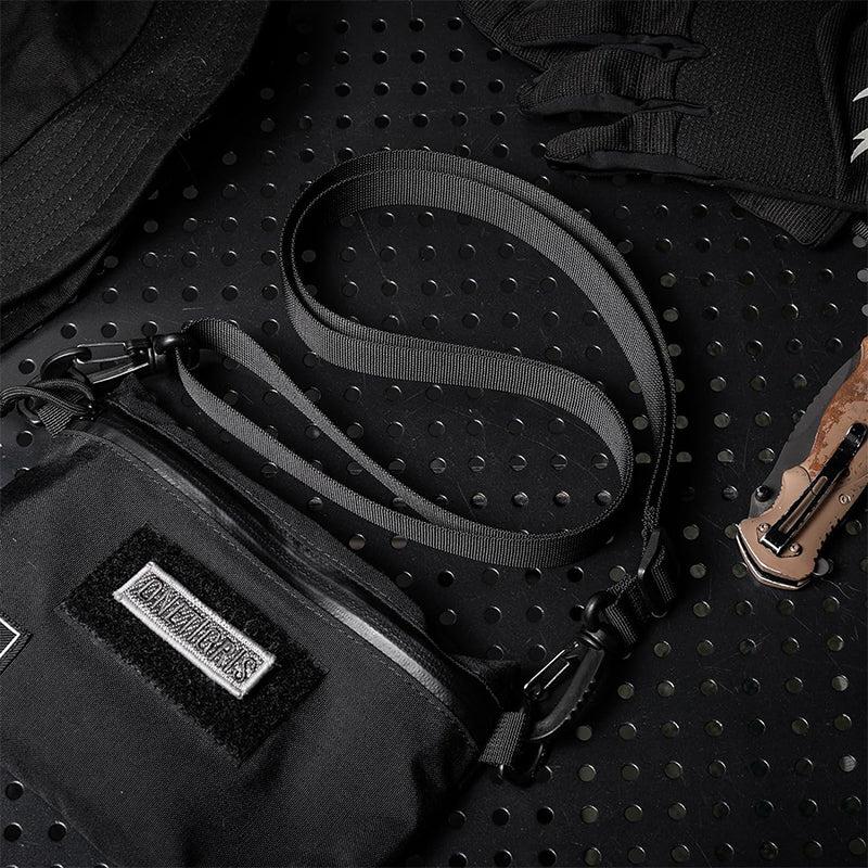 Shoulder straps 丨Features mini carabiner & Adjustable strap