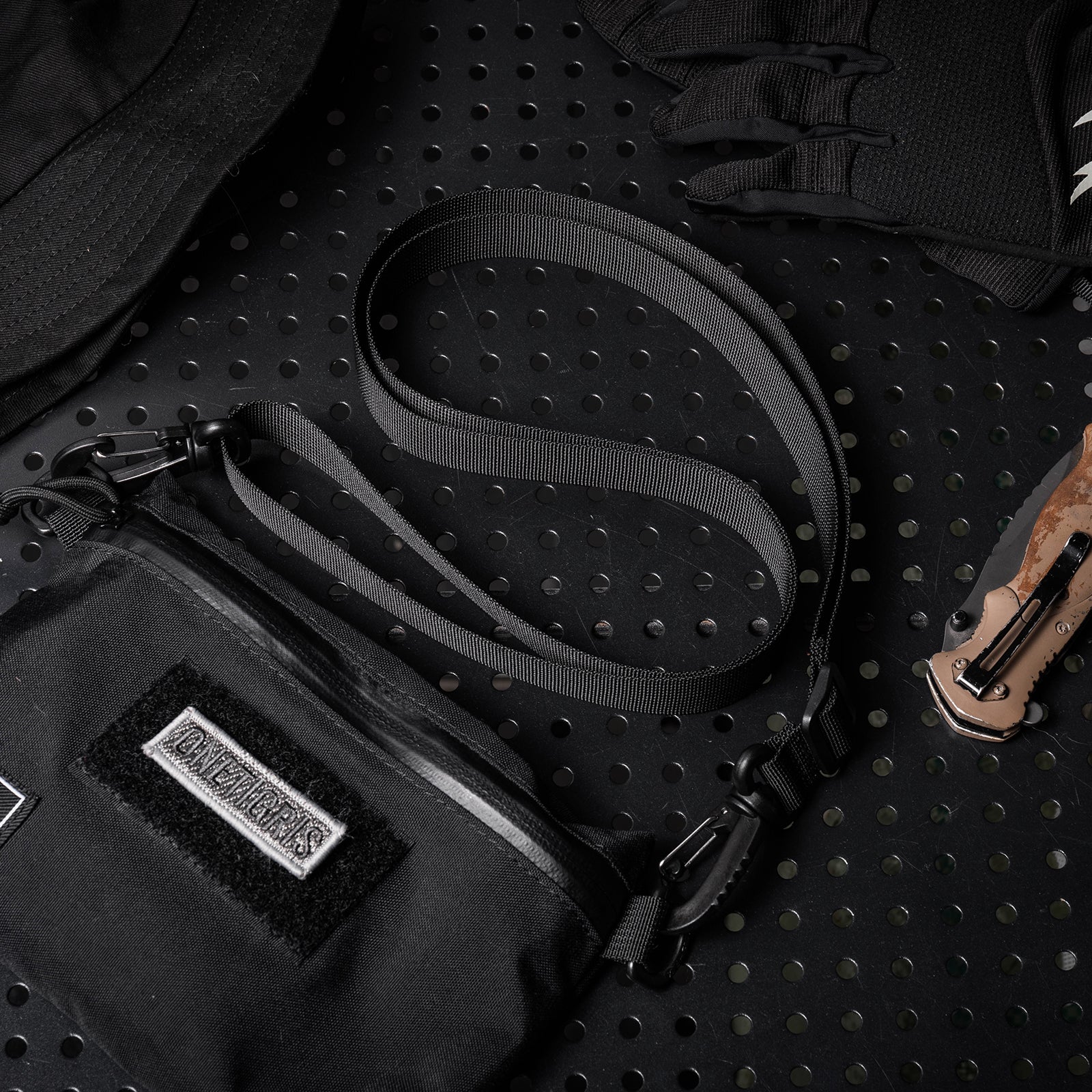 Shoulder straps 丨Features mini carabiner & Adjustable strap